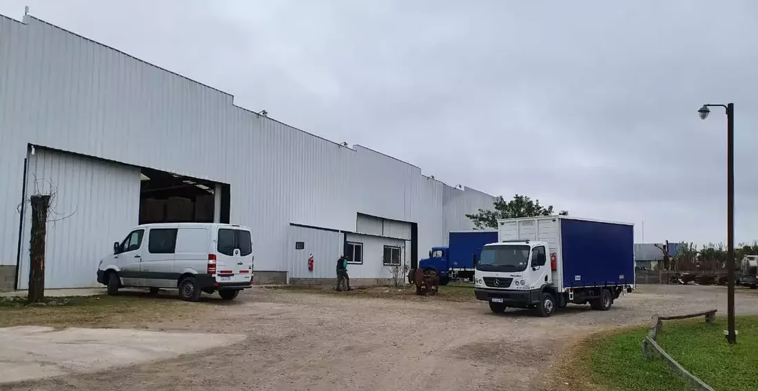 Instalaciones de Papelera Piumé en Burzaco con vehículos de reparto