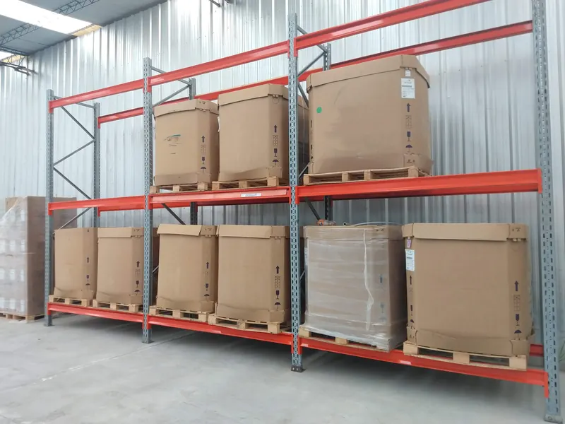 Estanterías de almacenamiento con mercadería paletizada