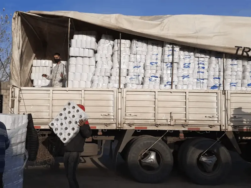 Camión cargado con mercadería para despacho en el Gran Buenos Aires