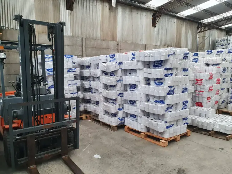 Autoelevador moviendo pallets de papel en la planta