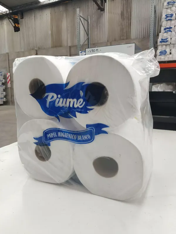 Pack de papel higiénico Piumé listo para la venta